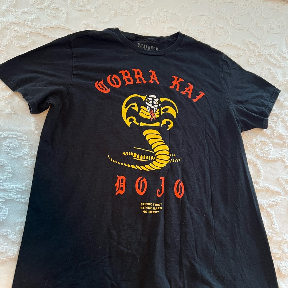 ♥️ 3/$10 ♥️  Large BoxLunch Black Cobra Kai Dojo Men's Short Sleeve Tee